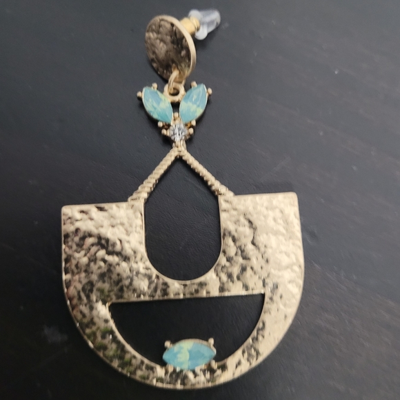 3/25 💖NWOT Photoshoot faux gold and crystal earrings - Picture 2 of 3